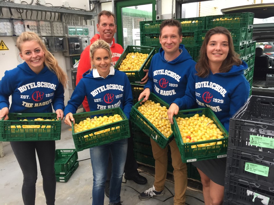 Anna de Visser-Amundson (tweede van links) met collega's van Hotelschool The Hague met geredde tomaten